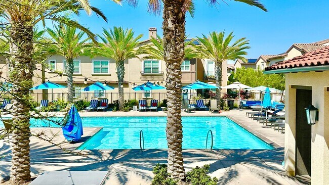 Building Photo - Beautiful "Model" Show Townhome in the Gat...