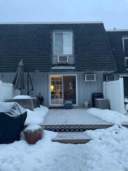 Building Photo - 861 Main St