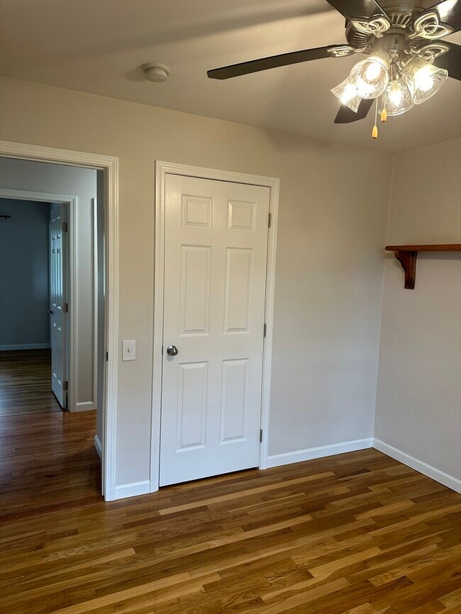Building Photo - 3 Bedroom 2 Bathroom in Parkway North School District!