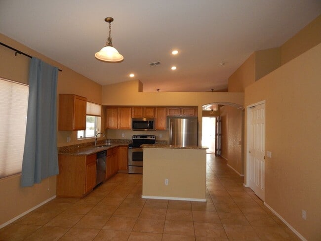 Building Photo - 3 Bedrooms 2 Bathrooms close to Sabino Canyon