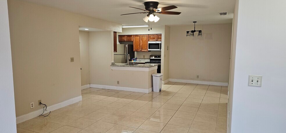 Building Photo - 2866 S University Dr