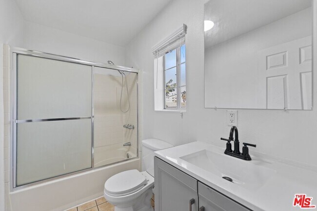 Building Photo - 1128 Irolo St