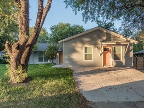 Building Photo - Updated one bedroom garage apartment