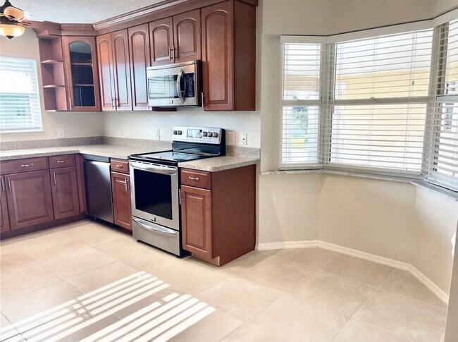 Building Photo - 600 E Lake Jasmine Cir