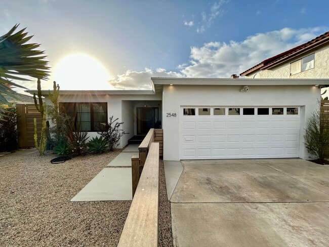 Building Photo - Stunning 3 Bedroom with Pool and Views in ...