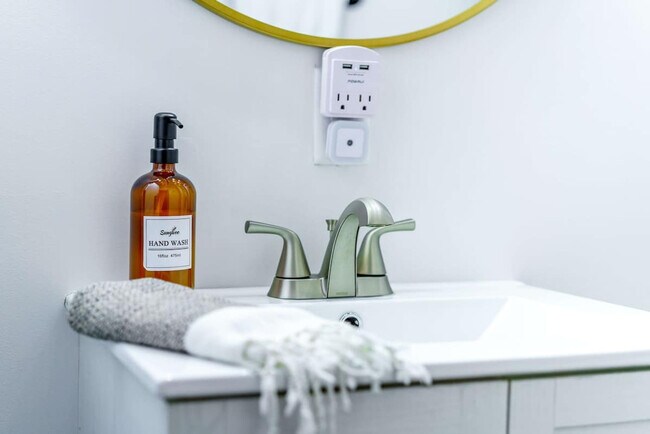 Building Photo - 1180 N High St