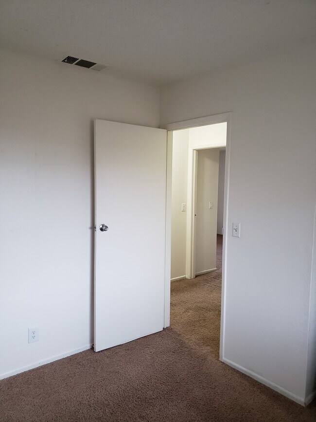 Building Photo - 3 Bed 2 Bath Townhome Close To The Strip!