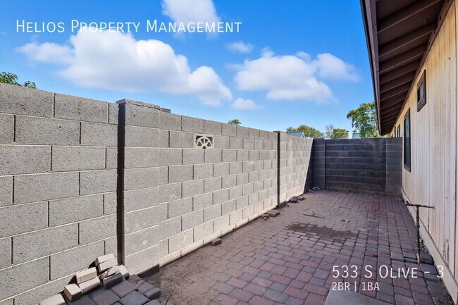 Building Photo - 533 S Olive