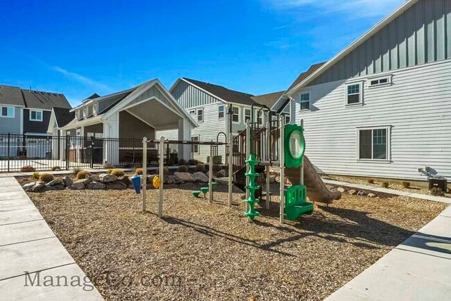 Building Photo - Comfortable New Townhouse
