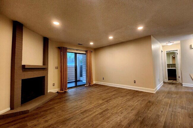 Building Photo - Beautiful Ground Floor 2 Bed 2 Bath Condo! Sunroom!