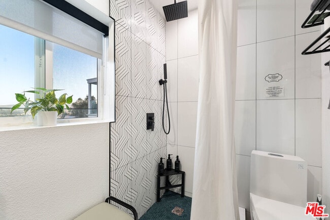 Building Photo - 3541 Multiview Dr