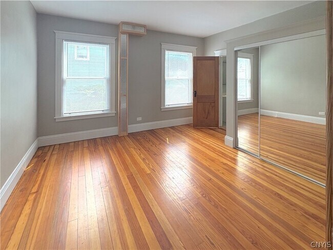 Building Photo - 3565 Oneida St