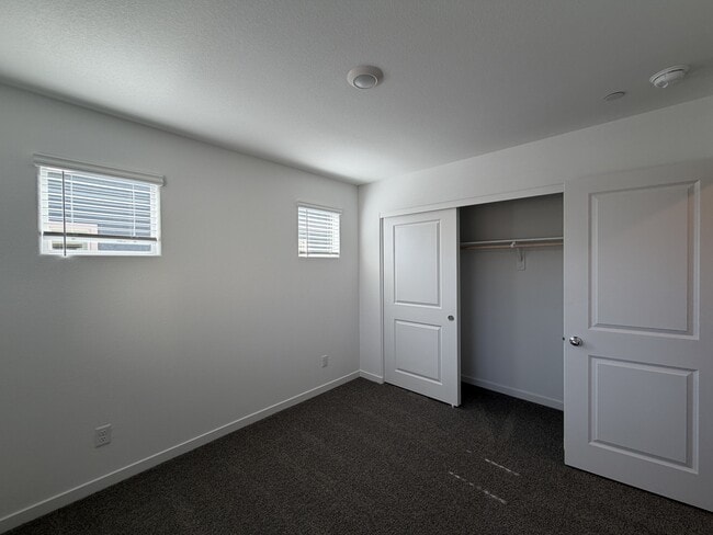 Building Photo - 925 Violet Heron St