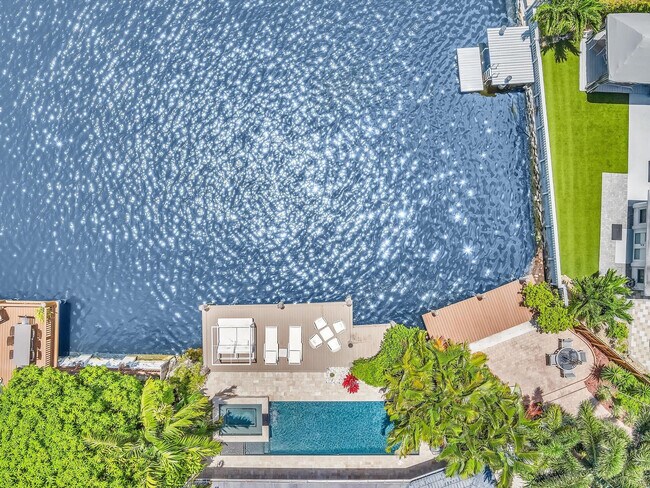 Building Photo - 1640 NE 43rd St