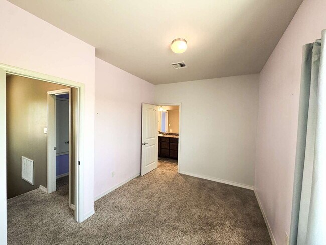Building Photo - Spacious 3-Bed, 3-Bath Gem with 1804 Sq. F...