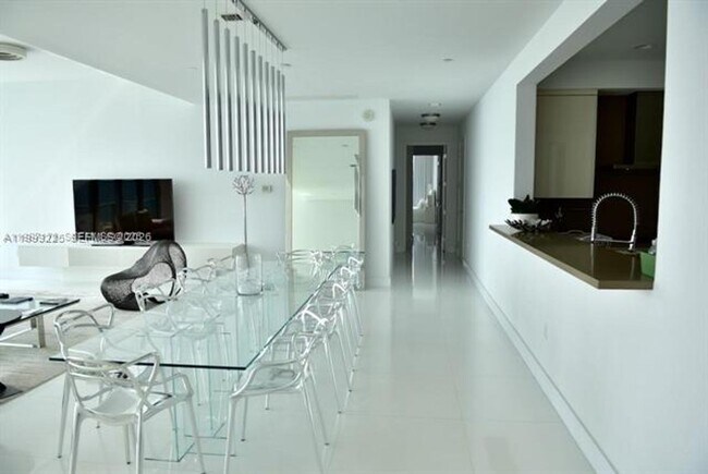 Building Photo - 17475 Collins Ave