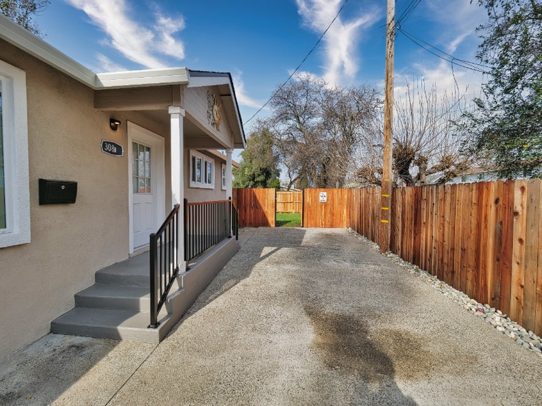 Building Photo - 308 6th St