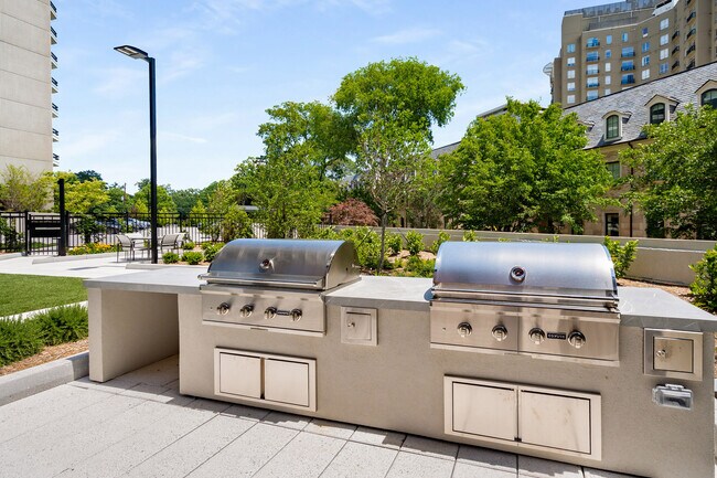 Building Photo - 2660 Peachtree Rd NW