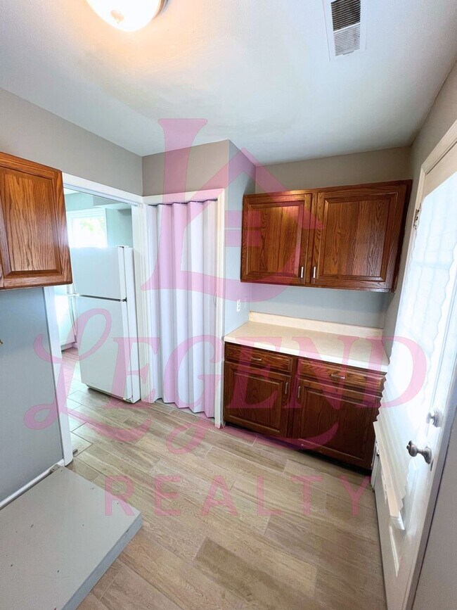 Building Photo - Move-In Ready 2-Bedroom Gem in Florissant