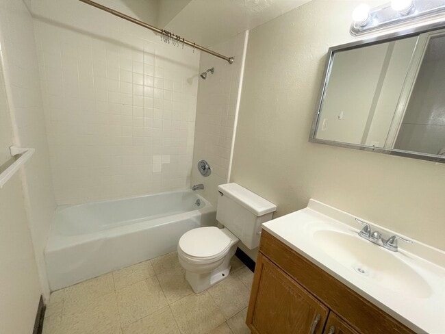 Building Photo - 2 Bedroom, 2 Bathroom w/ AC & INCLUDES ELECTRICITY Available Now!