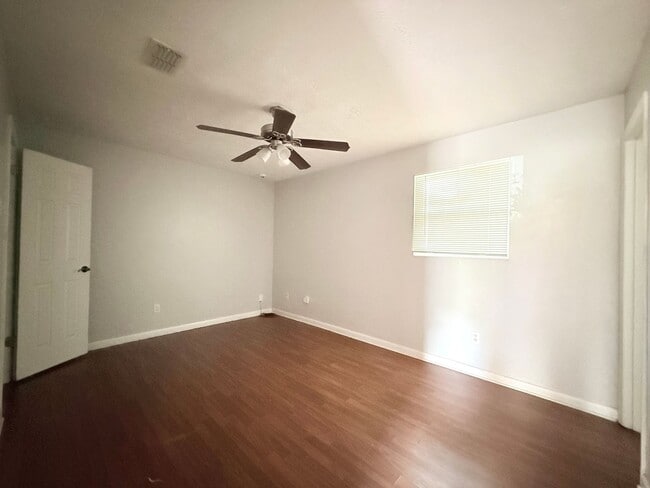 Building Photo - Spacious Living, Modern Updates & Fully Fenced Yard