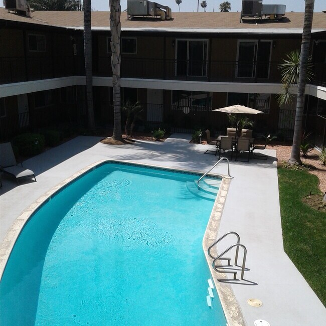 Building Photo - 1001 Pine Ave