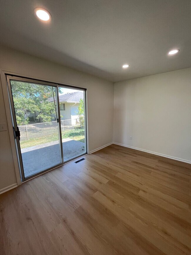 Building Photo - 1644 Durbridge Rd