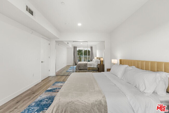 Building Photo - 4806 Sylmar Ave