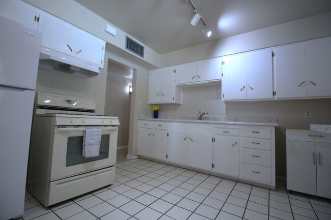 Building Photo - 1427 W 7th St