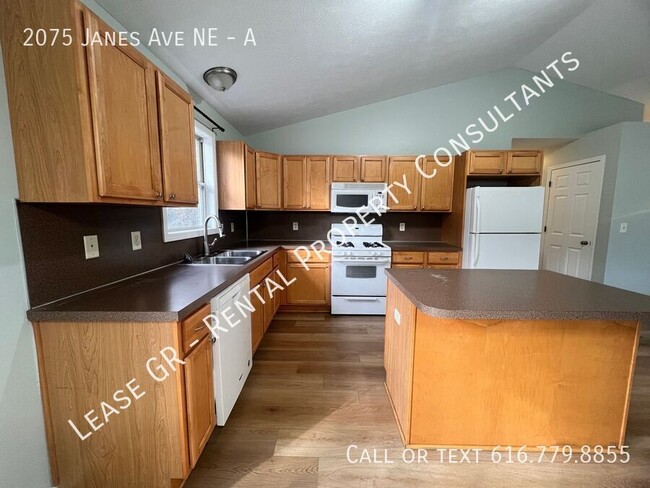 Building Photo - Spacious Duplex near Riverside Park!