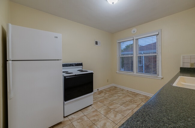 Building Photo - 5064 N Bay Ridge Ave