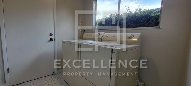 Building Photo - Spacious 5/3 Home With Fully Updated Kitchen, Over 2500SF of Space, Pets Negotiable