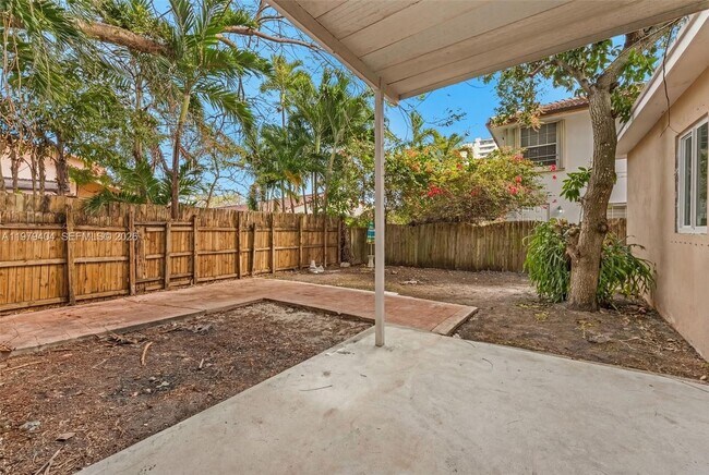 Building Photo - 2121 SW 30th Ct