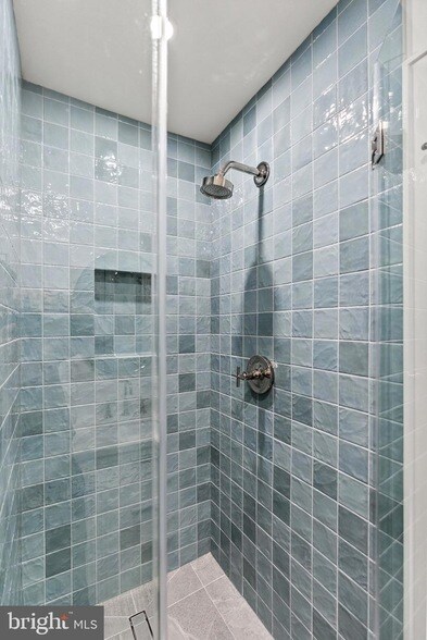 Building Photo - 2460 Ontario Rd NW