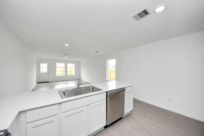 Building Photo - 18036 le gotte