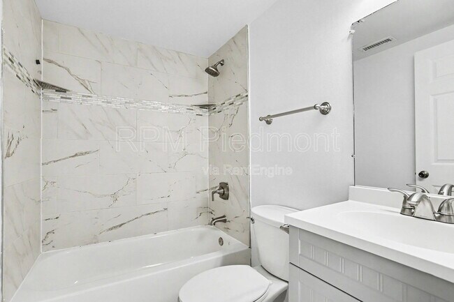 Building Photo - 10475 Willow View Cir