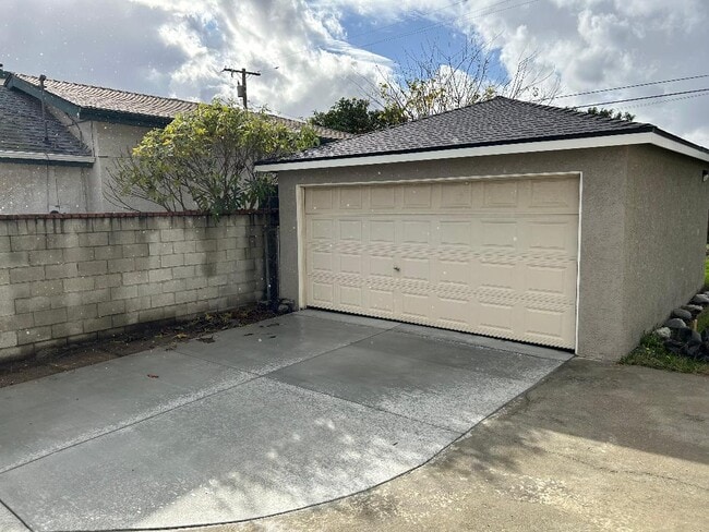 Building Photo - 2303 Graydon Ave