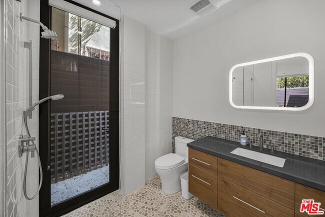 Building Photo - 141 Hollister Ave