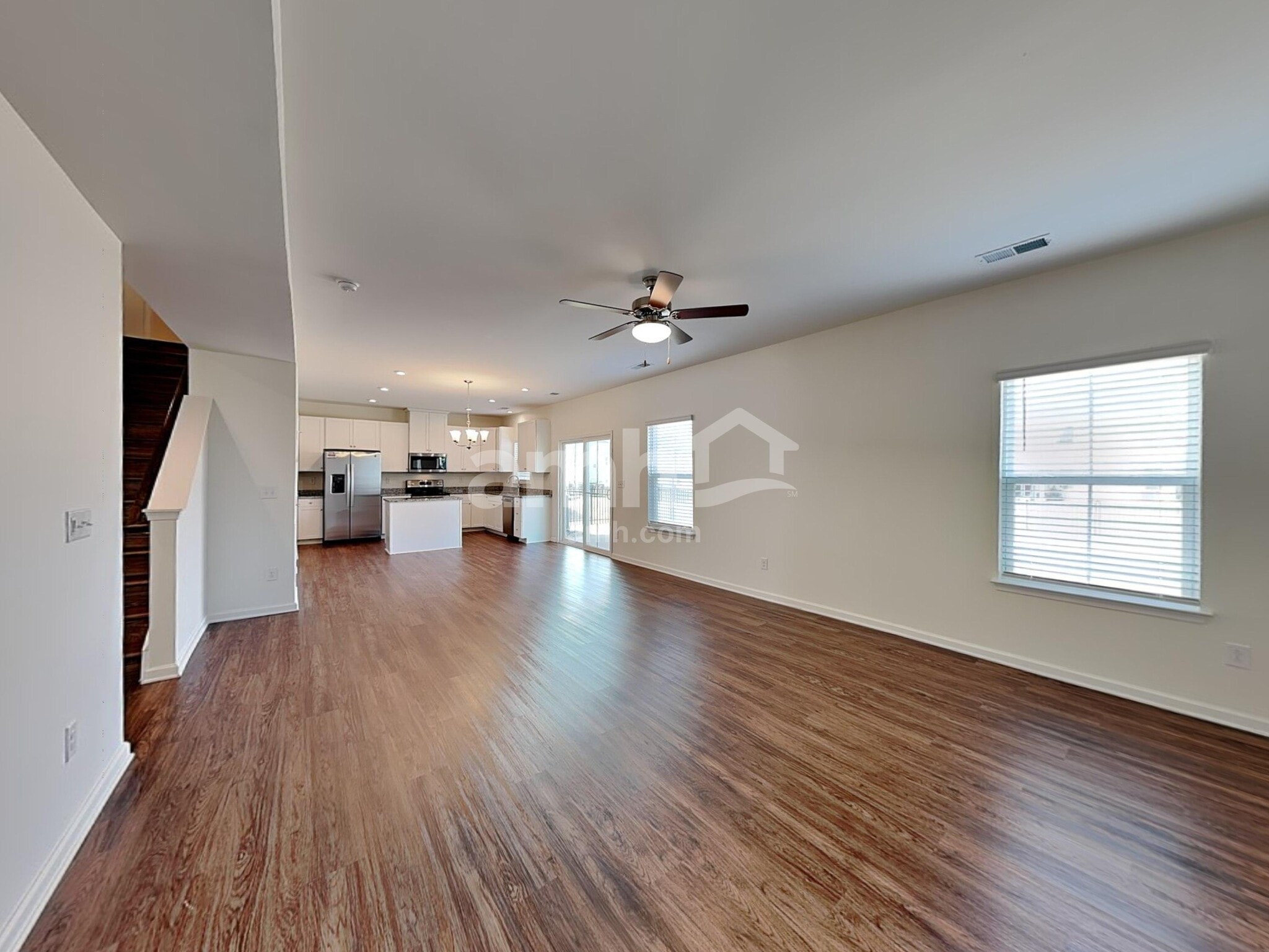 Building Photo - 553 Larragan Dr