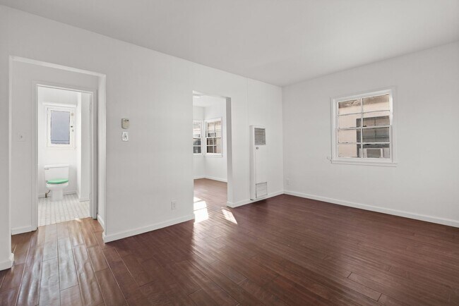 Building Photo - This spacious studio apartment located in the popular Los Feliz neighborhood of Los Angeles is no...
