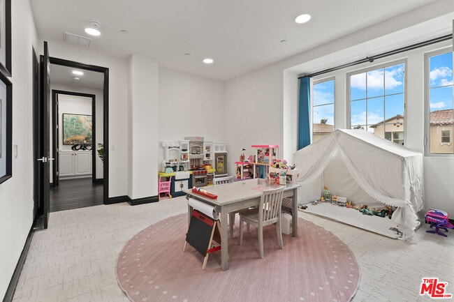 Building Photo - 55 suede