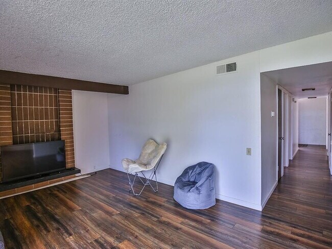 Building Photo - "Charming 3-Bedroom Home with Granite Touc...