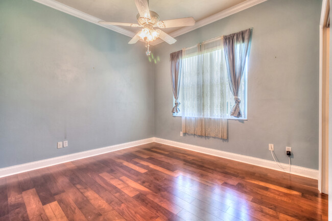 Building Photo - Stunning Pool Home in Town Park!