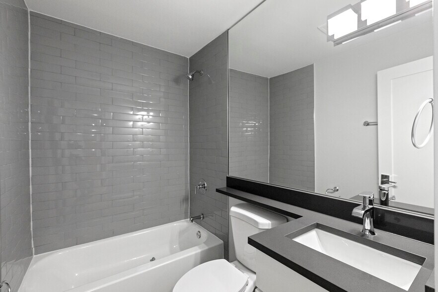 Building Photo - 533 W Aldine