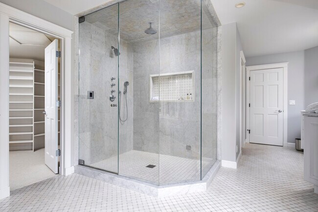 Building Photo - 743 Woodland Dr