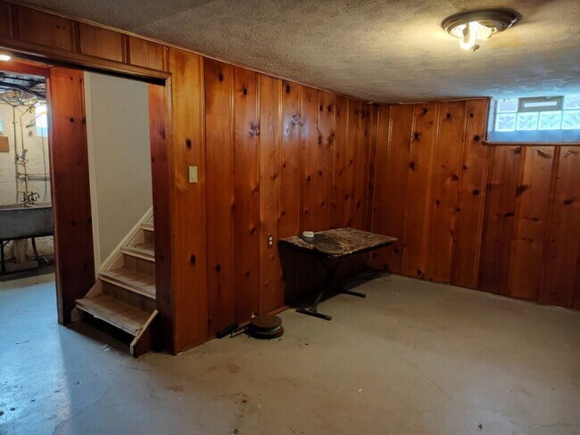 Building Photo - 11200 Vernon Ave