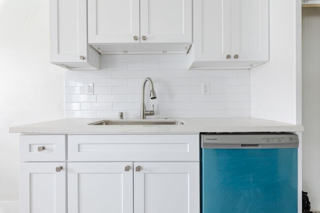 Building Photo - Newly Renovated 1 and 2 Bedroom apartments