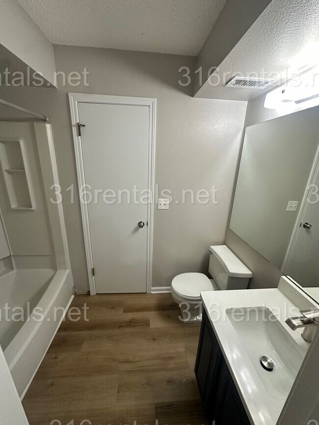 Building Photo - $925- 2 bedroom 1 bath - Apartment located in Riverside