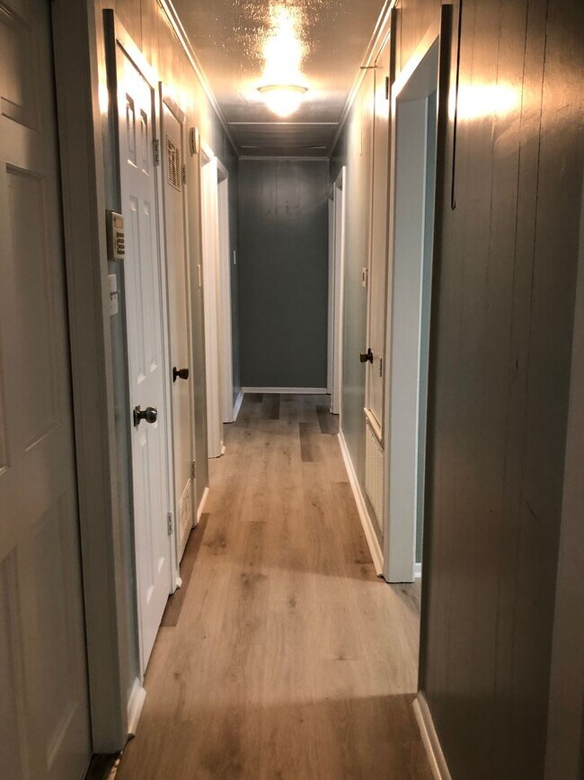 Building Photo - Very nice 3 bedroom/1 bath house with Central Air & Heat