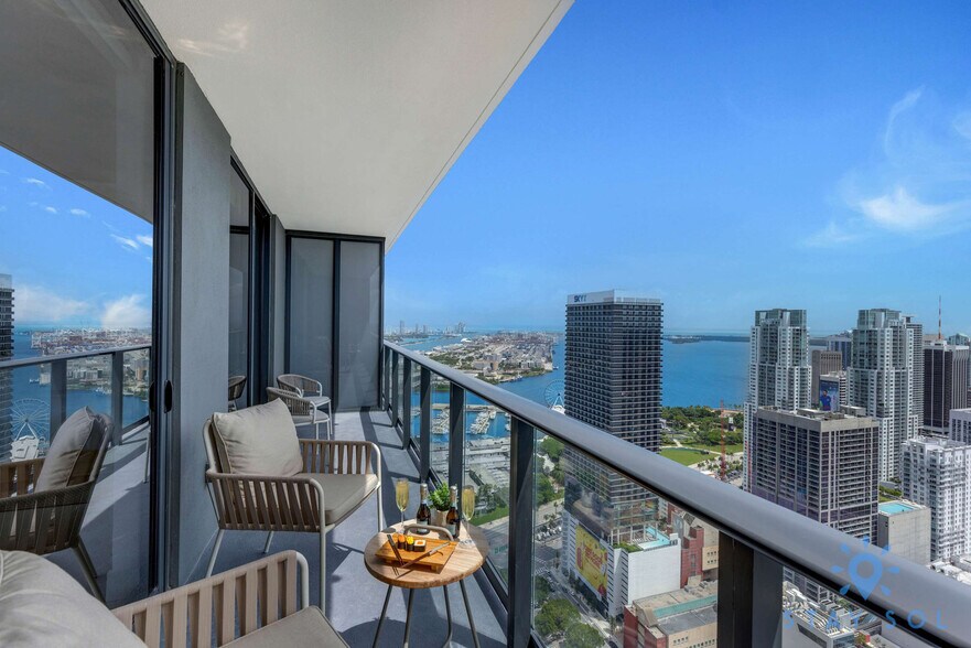 Building Photo - 601 NE 1st Ave